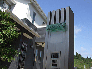 シンプルーなガラス表札の施工画像