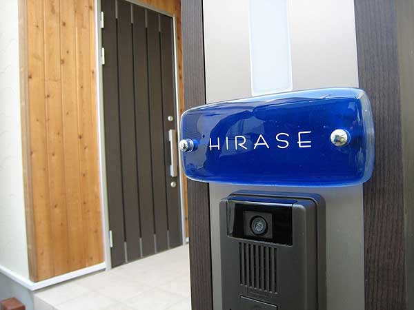 シンプルーなガラス表札の施工画像