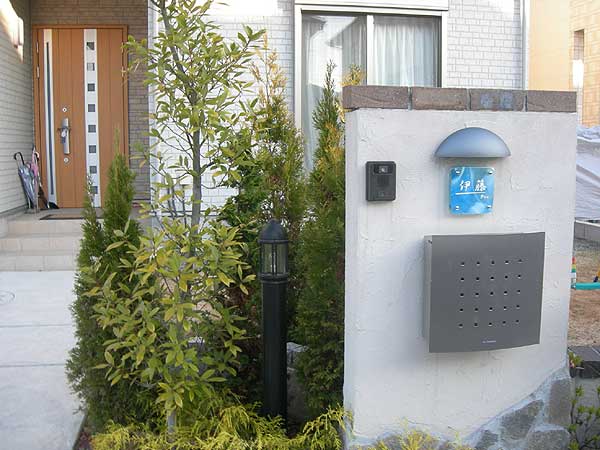 個性的なブルーのマーブル模様ガラス表札の施工画像