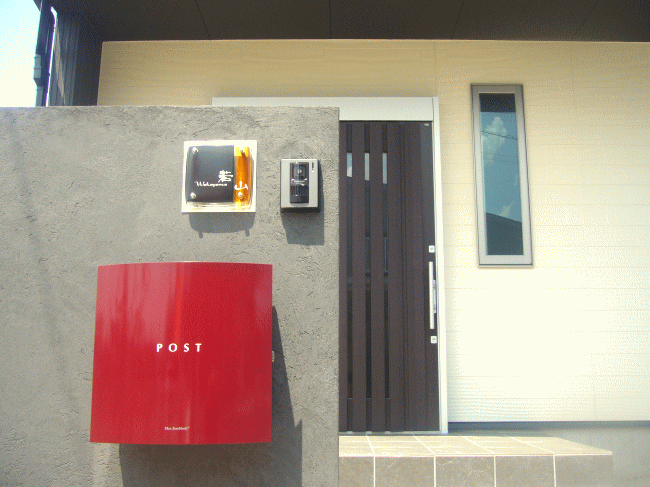 琥珀色とコントラストが際立つガラス表札の施工画像