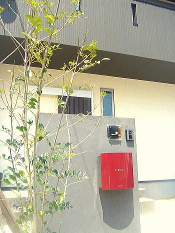 琥珀色とコントラストが際立つガラス表札の施工画像