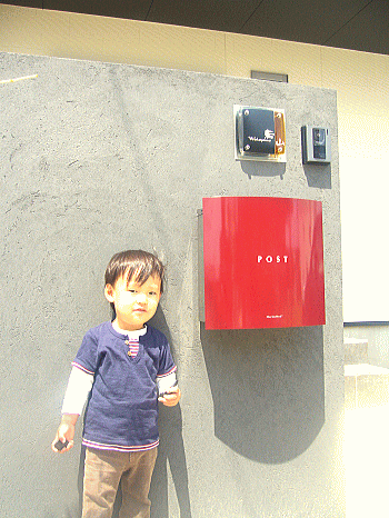 琥珀色とコントラストが際立つガラス表札の施工画像