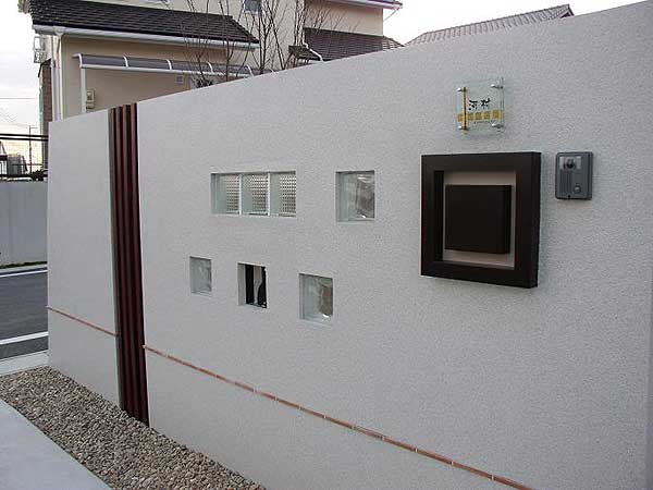 橙色・黄色トーンのガラスパーツ表札の施工画像