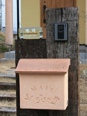 アンバーのガラスラインが特徴なガラス表札の施工画像