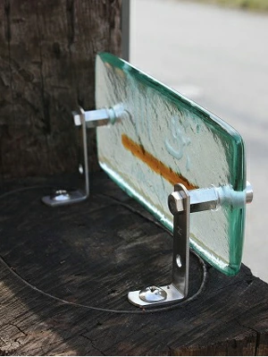 アンバーのガラスラインが特徴なガラス表札の施工画像