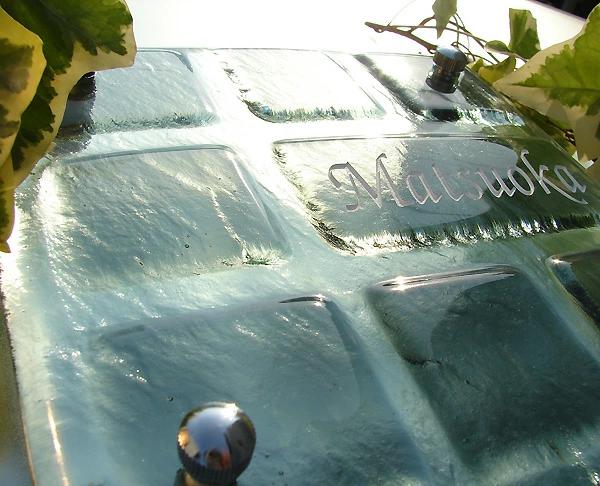 光に応じてかすかに青みを感じるガラス表札の画像