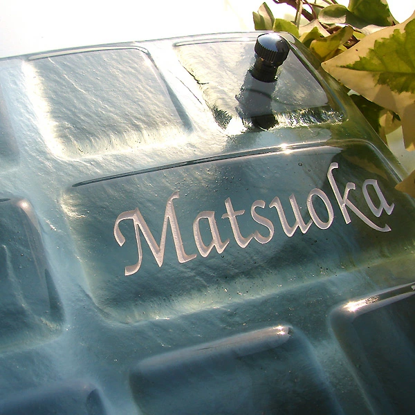 光に応じてかすかに青みを感じるガラス表札の画像