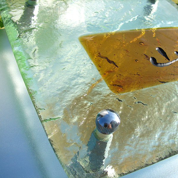茶色い色ガラスが和風テイストに仕上がるガラス表札の画像
