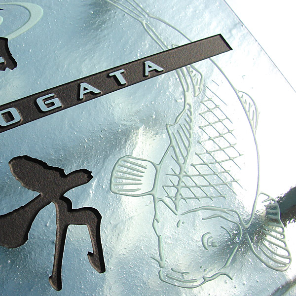 鯉モチーフなガラス表札の画像