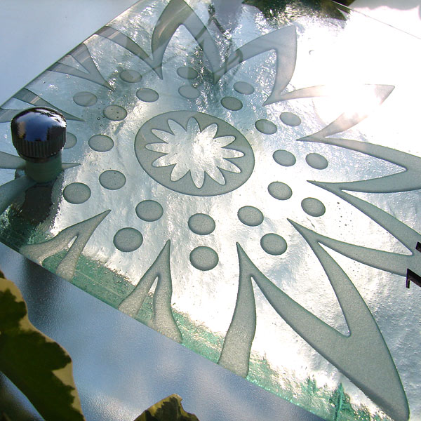 光に映える大輪の花のようなガラス表札の画像