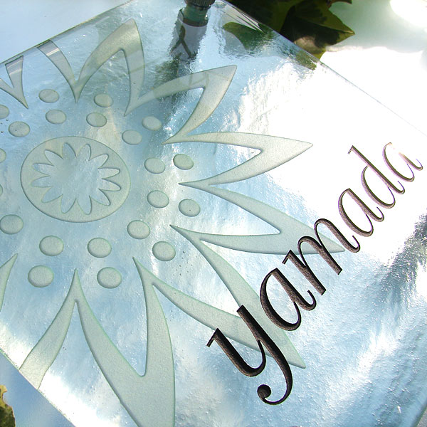 光に映える大輪の花のようなガラス表札の画像