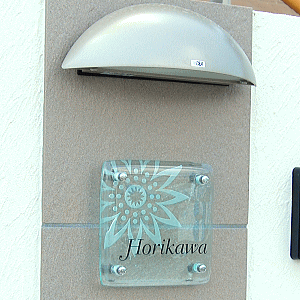 光に映える大輪の花のようなガラス表札の施工画像