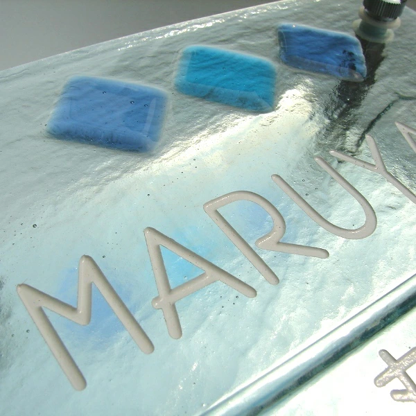 ブルーガラスとハンドメイドのガラス表札の画像