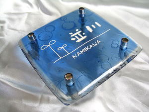 スカイブルーのさわやかなガラス表札【HF-82】の施工画像