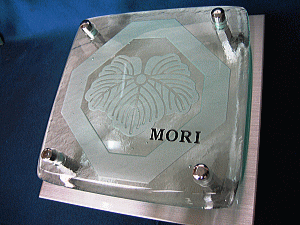 高級感あふれるモダンなアート表札のオプション家紋