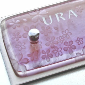 ピンクのマンション用ガラス表札の画像