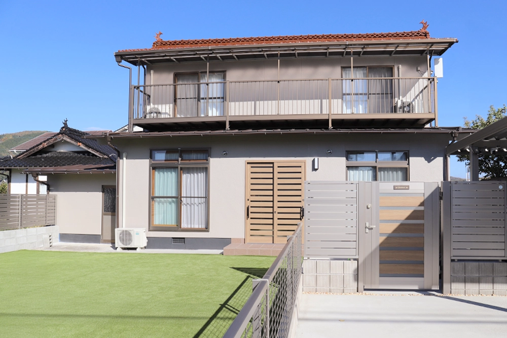 両親から受け継いだお家をリフォームして、外壁も愛犬の毛色に合わせてベージュにされた吉森様邸の画像