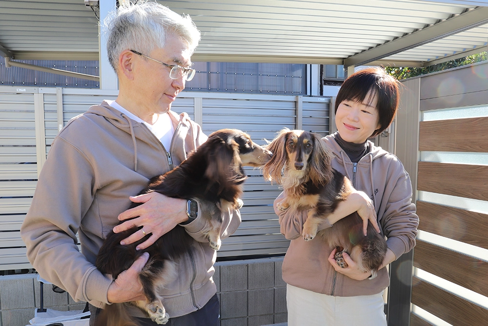 愛犬と一緒にお揃いのパーカーで迎えてくださった吉森様ご夫妻の画像