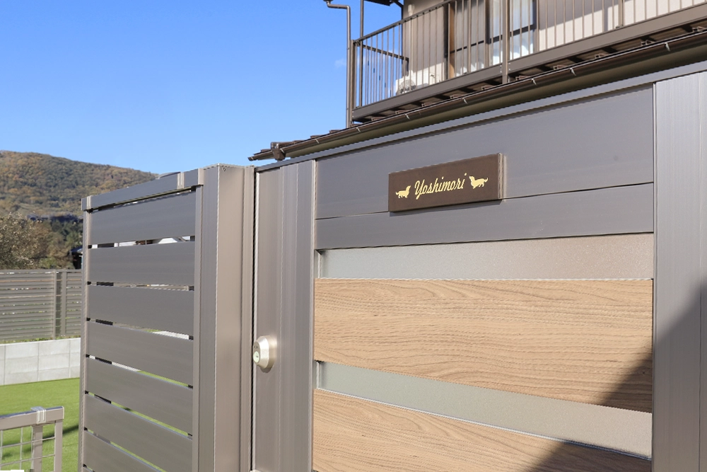 門扉へタイル表札を取付けた画像