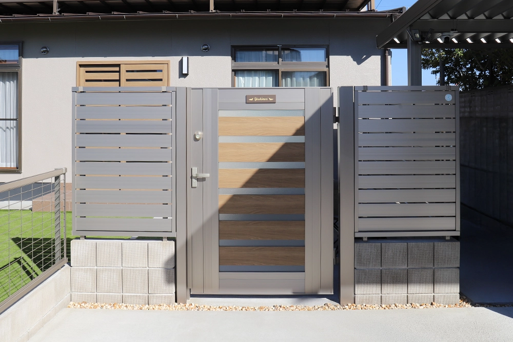 ダックスのモチーフに思わず見惚れる門扉と表札の画像