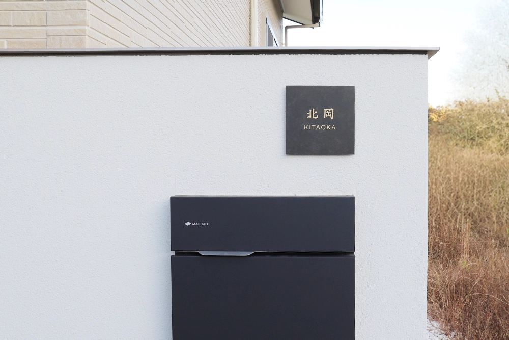 白い門柱にブラックタイル表札を取付けた画像