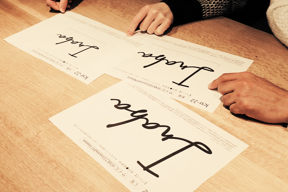 デザイン画を見比べてご家族で打ち合わせの画像 