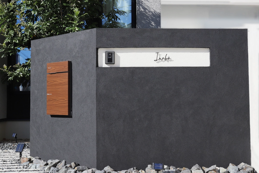 高見えにこだわったグレーの造作門柱と表札の画像