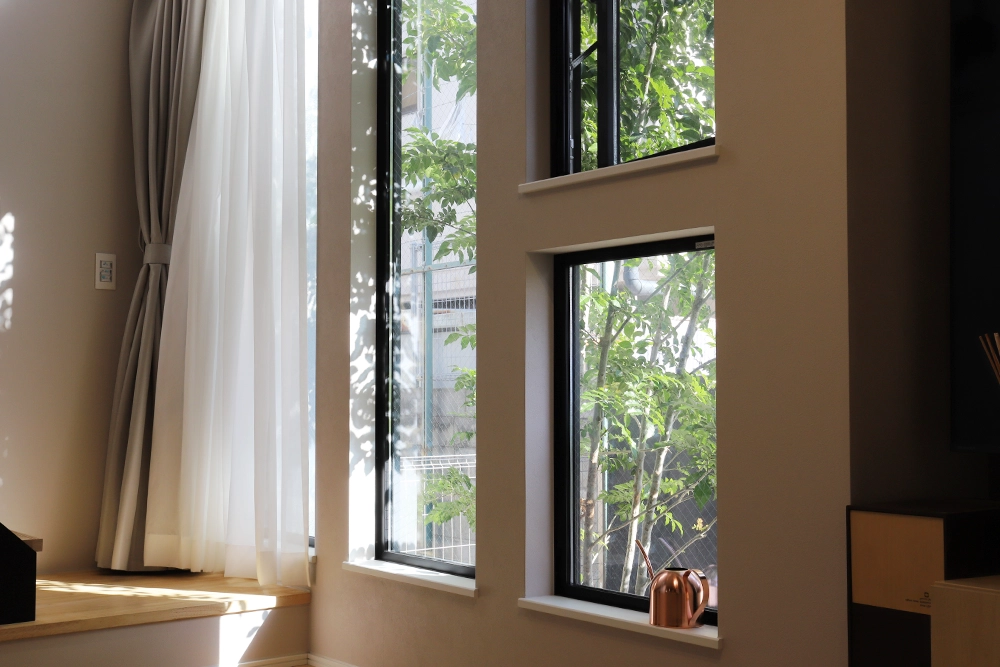 大きな窓から優しく入る光 お気に入りの場所の画像