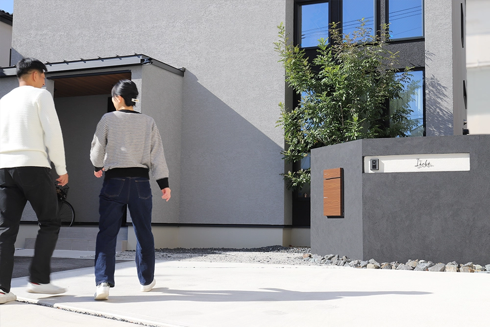 表札を設置した門柱と因幡様の画像