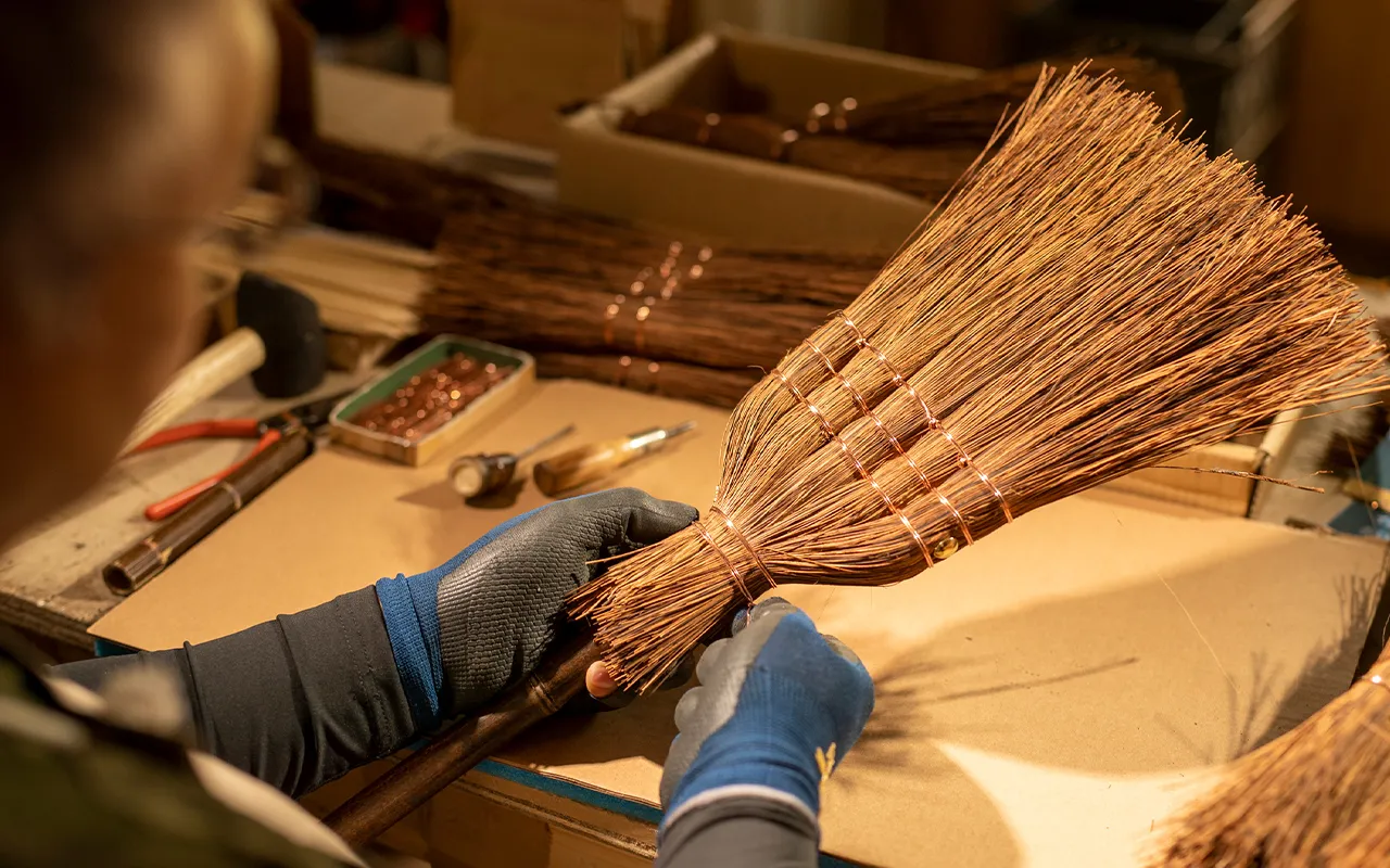 国産シダ箒 | 庭箒・京箒 国内で唯一の製造元 -Broom Craft