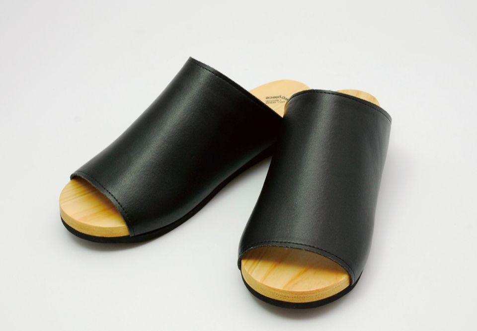 木のルームシューズ「ツーピース」（水鳥工業）