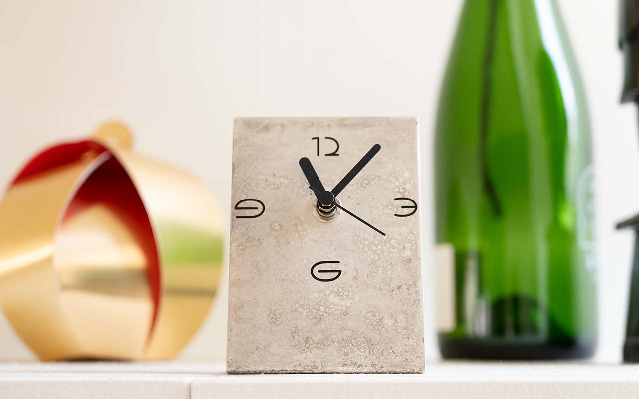 銅器着色スタンド型時計 time and space