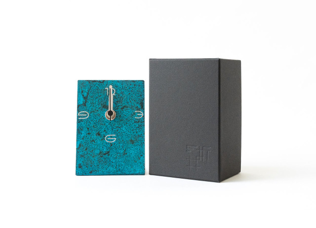 銅器着色スタンド型時計 time and space