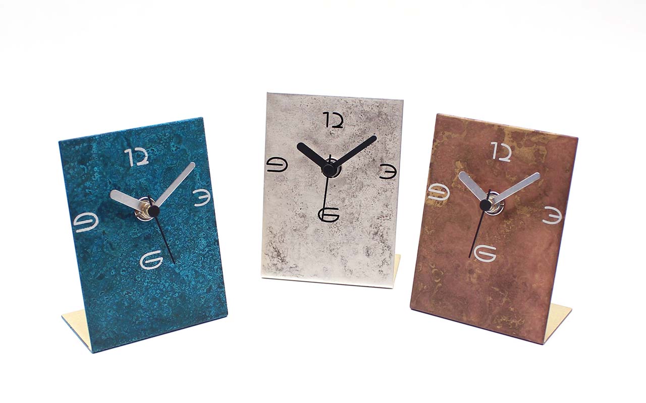 銅器着色スタンド型時計