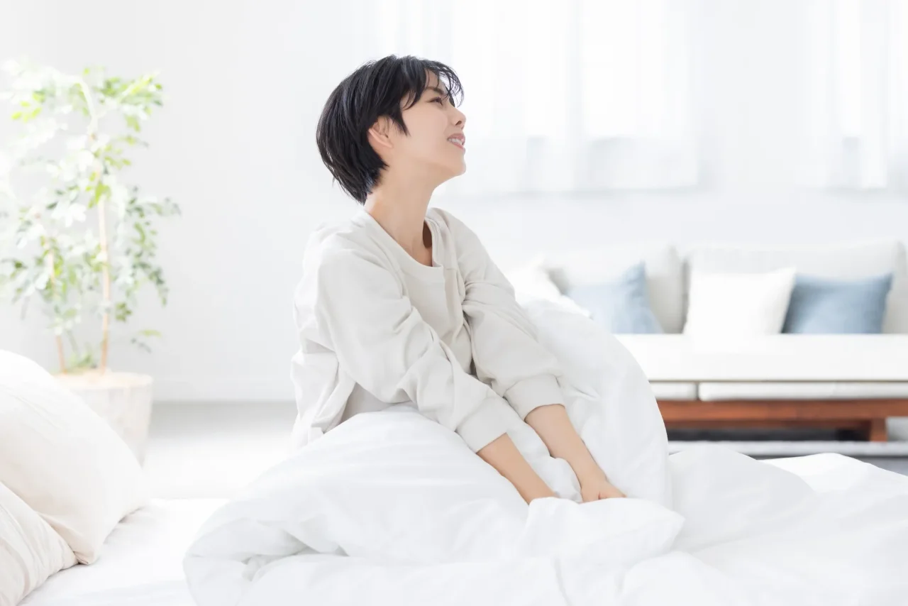 エアーフレイクの布団で目覚める女性