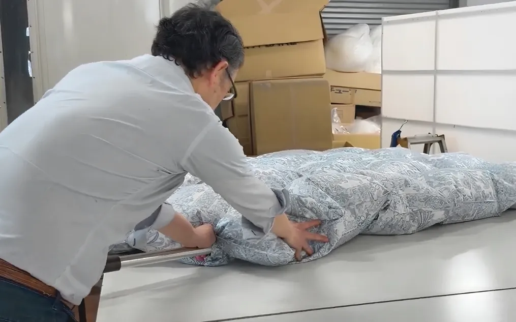 中材を機械で一定量ずつ入れる工程
