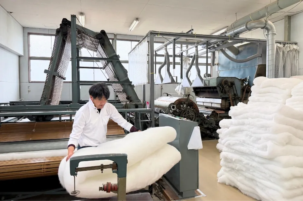 工場で作業する石川社長