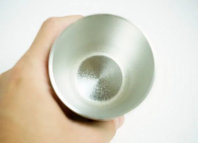 錫製のタンブラー はっぱ -大阪錫器- 内側はビールの泡立ちもよくなる構造