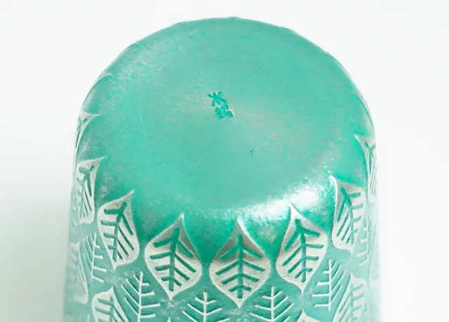 錫製のタンブラー はっぱ -大阪錫器- 裏面には品質の高い証「本錫」の刻印