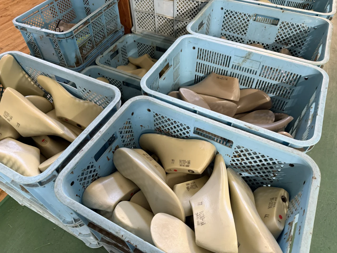 工場内に並ぶ木型