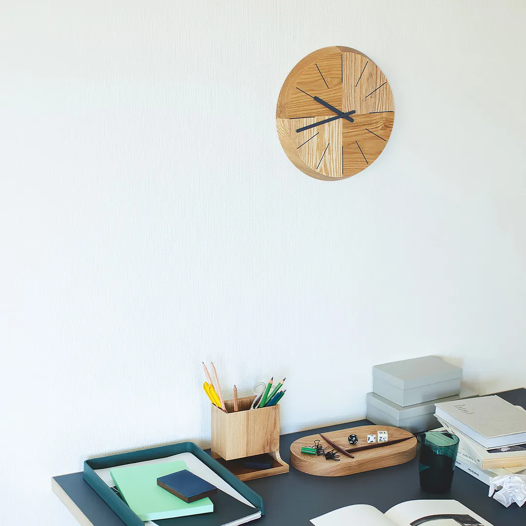 木製壁掛け時計 HAGI clock を飾ったリビングの使用イメージ