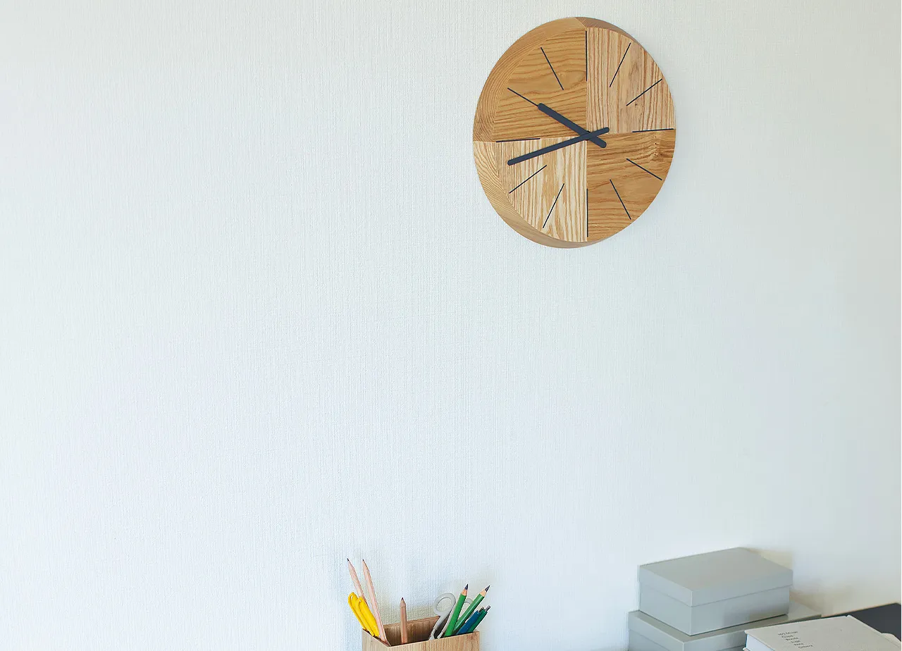 木製壁掛け時計 HAGI clock を飾ったリビングの使用イメージ