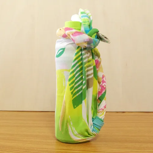 手ぬぐいの使い方③ペットボトルを包む