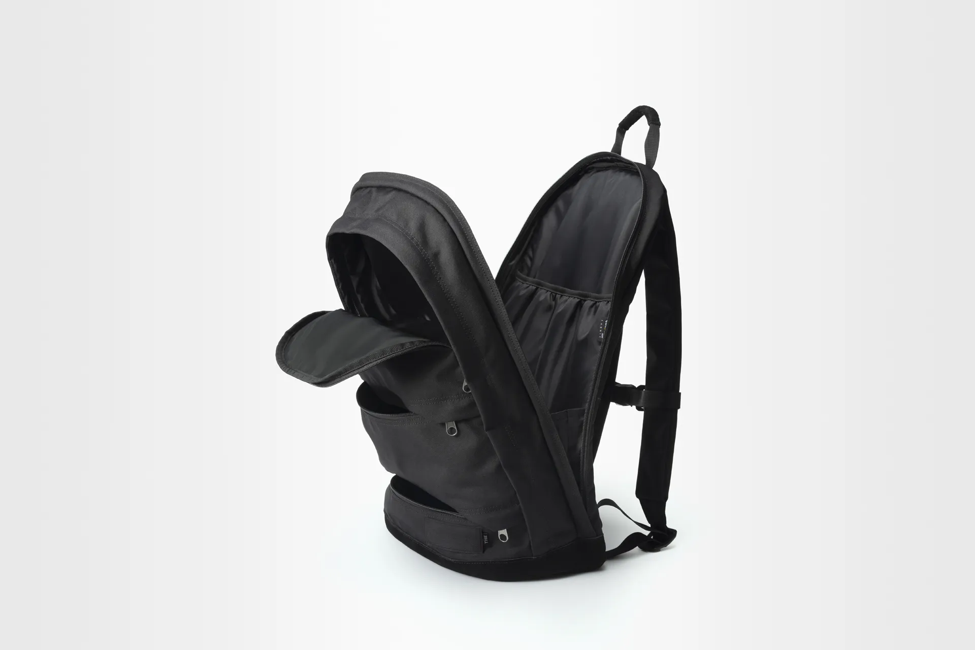 強靭かつ高機能 小分けも、連結もできる THE DAY PACK - THE