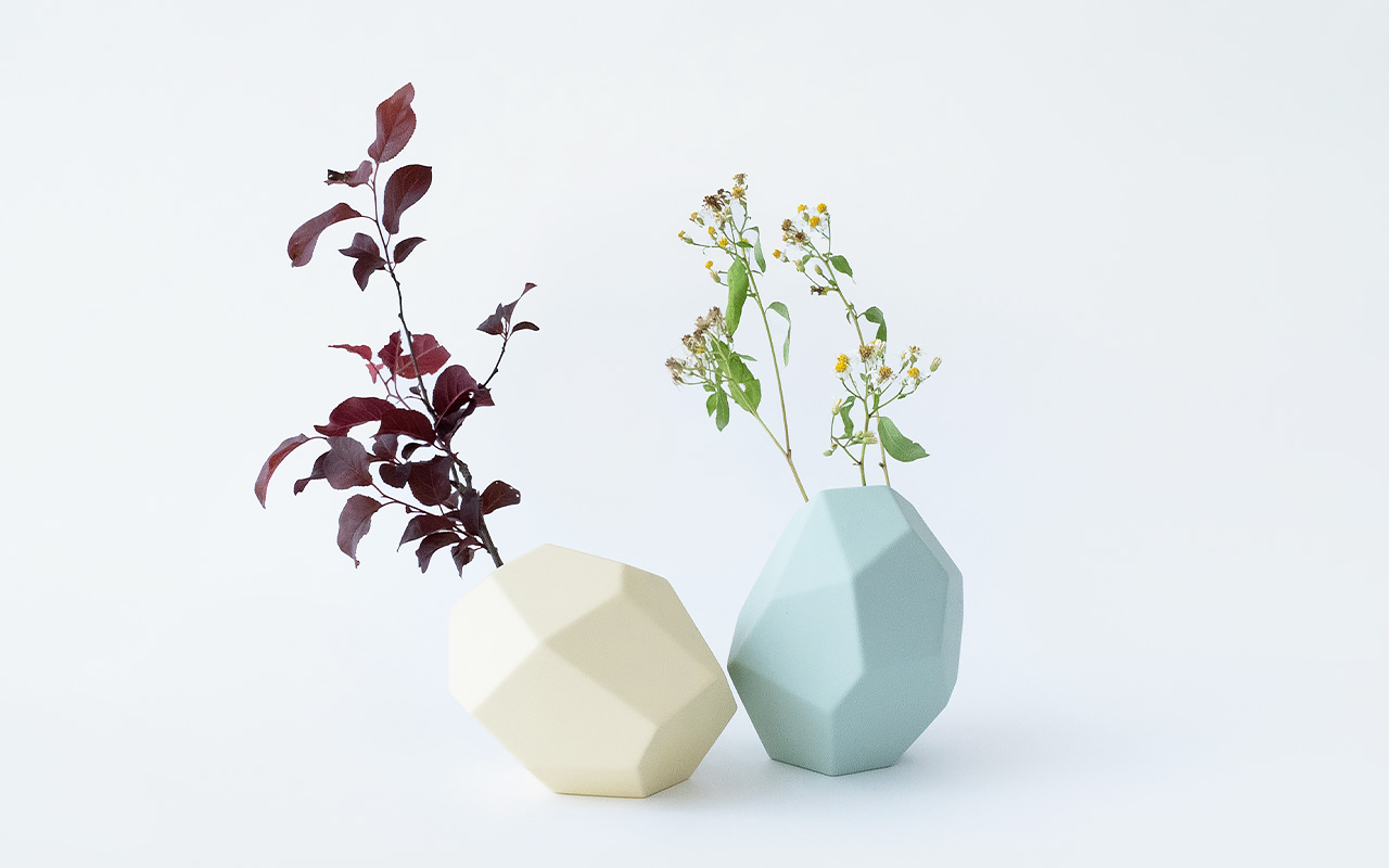 角度を変えて置ける、ふしぎな花びん