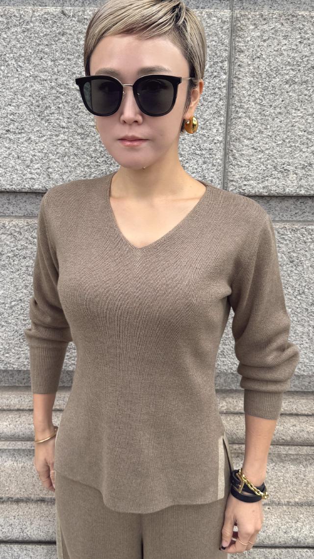 Vネックウールニット