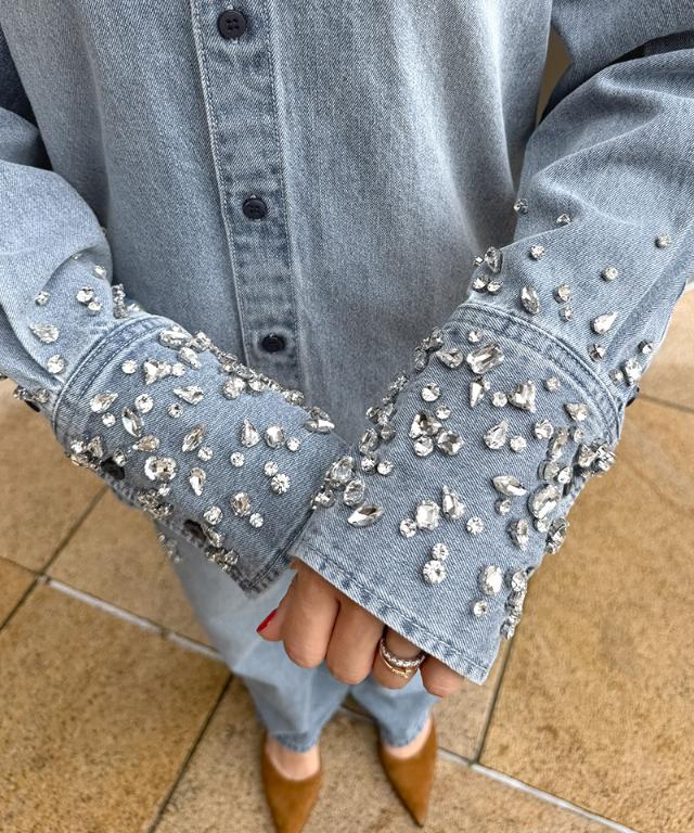 手刺繍ビジューデニムブラウス_qua26aw-bl01