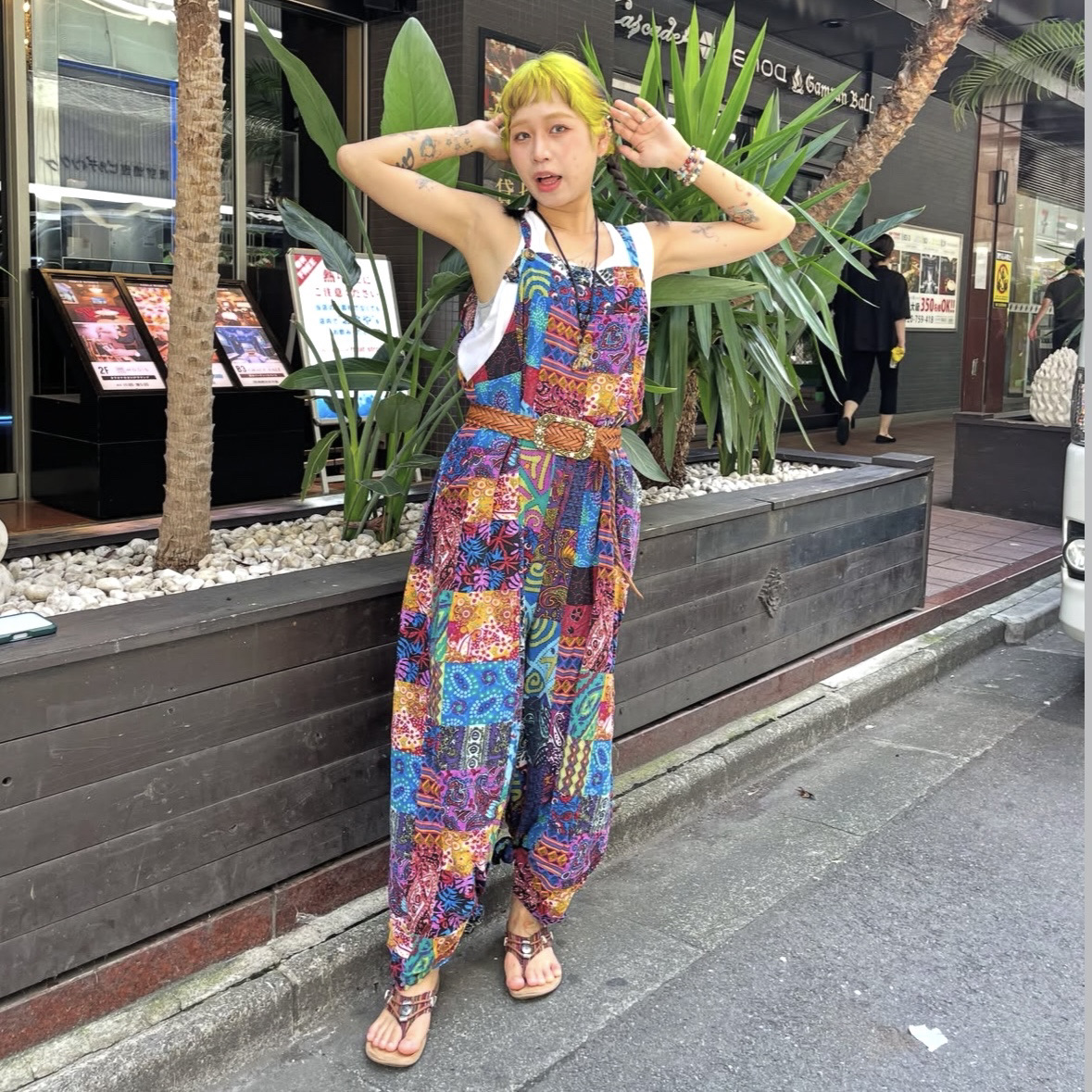 古着のカラフルな柄オールインワンを使った個性派ヒッピーレディースコーデ|古着屋RushOut