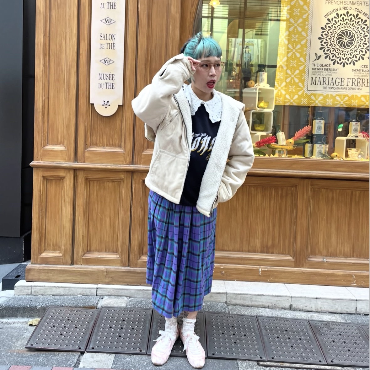 カレッジスウェットとチェックスカートの古着レディースコーデ|古着屋RushOut