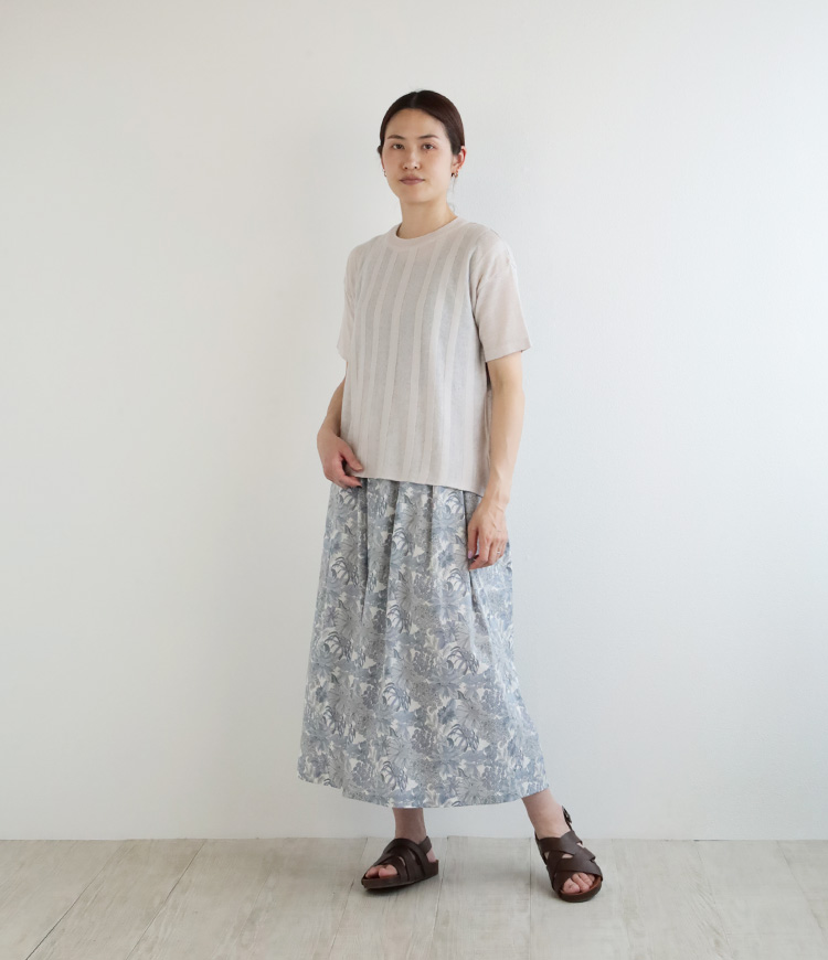 コーデ　全身　淡色